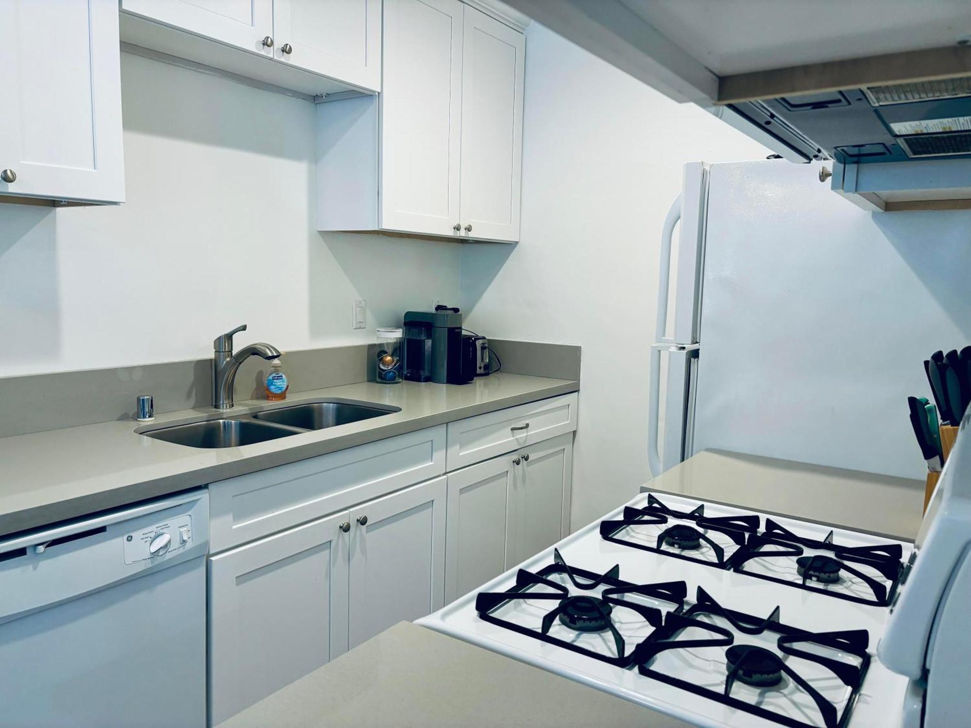 Modern, 1 Bed Condo, Downtown Century Apartment *
